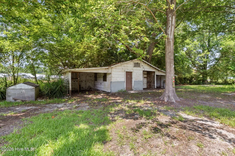4044 Nc Highway 50 Maple Hill, NC 28454