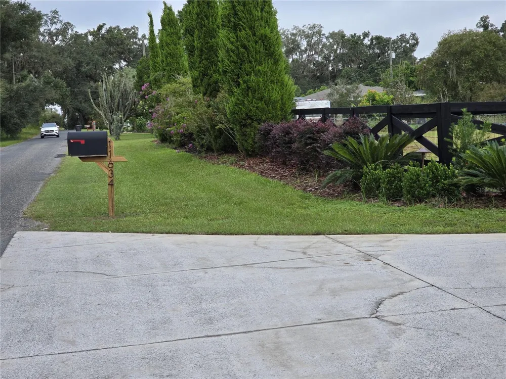 11634 DAVIS POOL ROAD Seffner, FL 33584