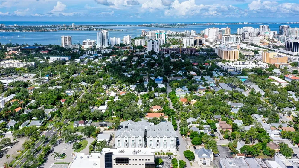 516 LAUREL PARK DRIVE Sarasota, FL 34236