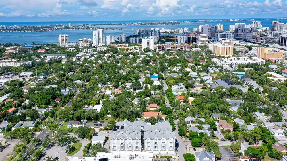 516 LAUREL PARK DRIVE Sarasota, FL 34236