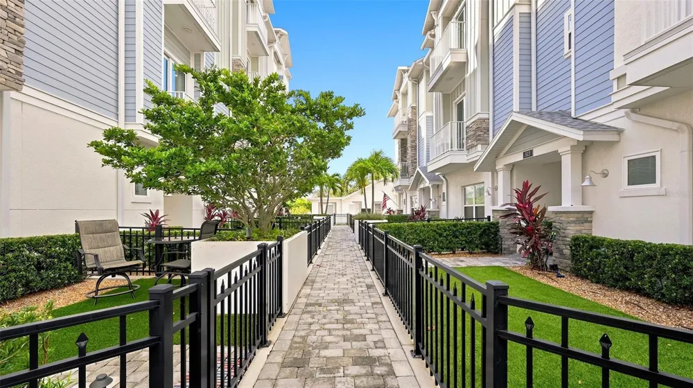 516 LAUREL PARK DRIVE Sarasota, FL 34236