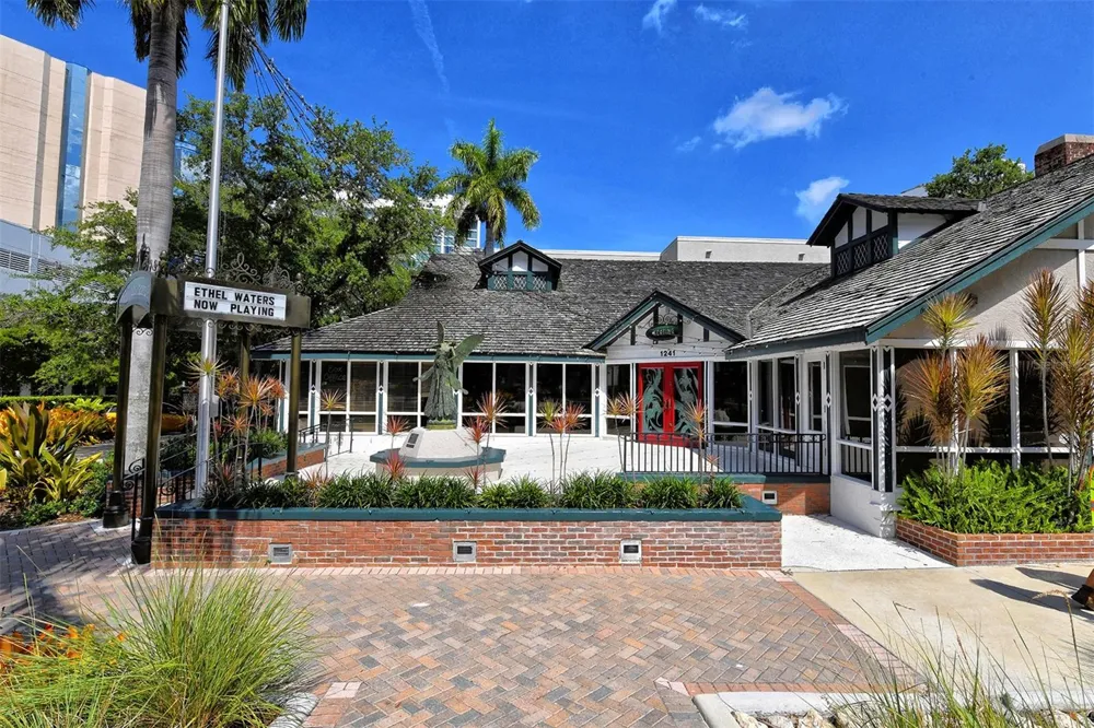 516 LAUREL PARK DRIVE Sarasota, FL 34236