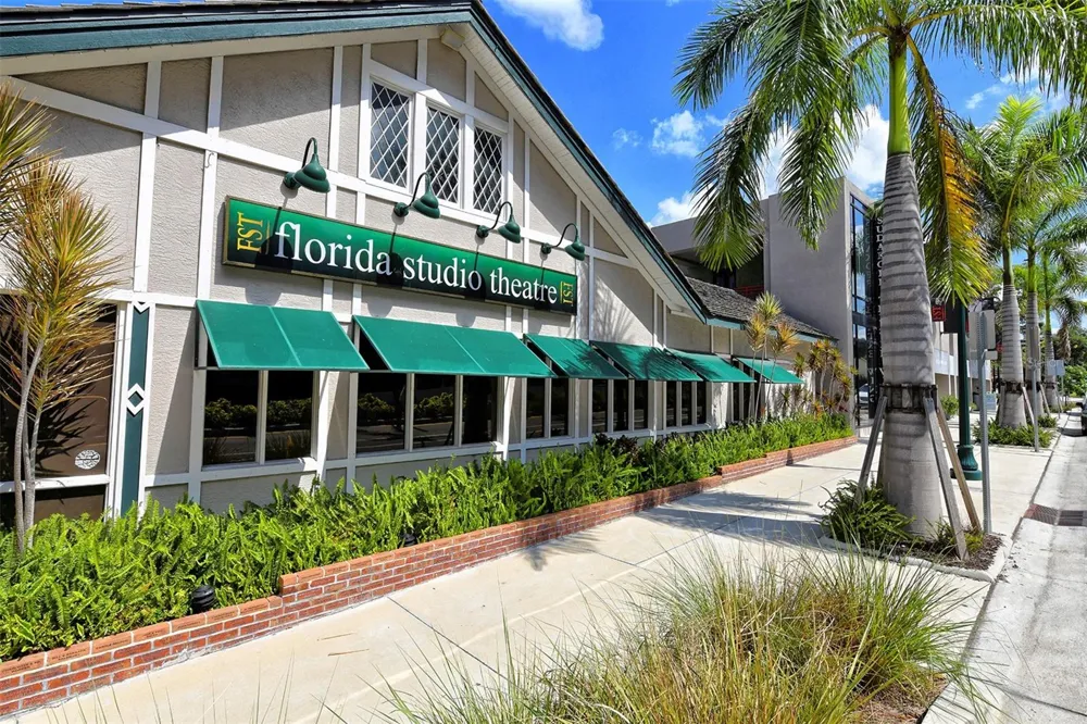 516 LAUREL PARK DRIVE Sarasota, FL 34236