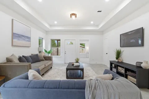 1105 W Lyle Street