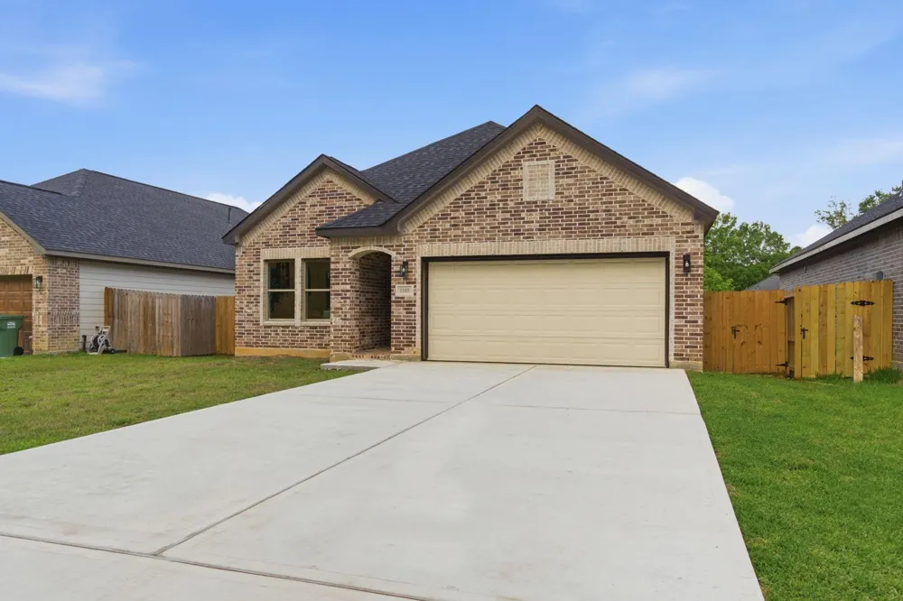 1105 W Lyle Street Cleveland, TX 77327