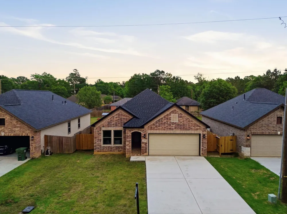 1105 W Lyle Street Cleveland, TX 77327