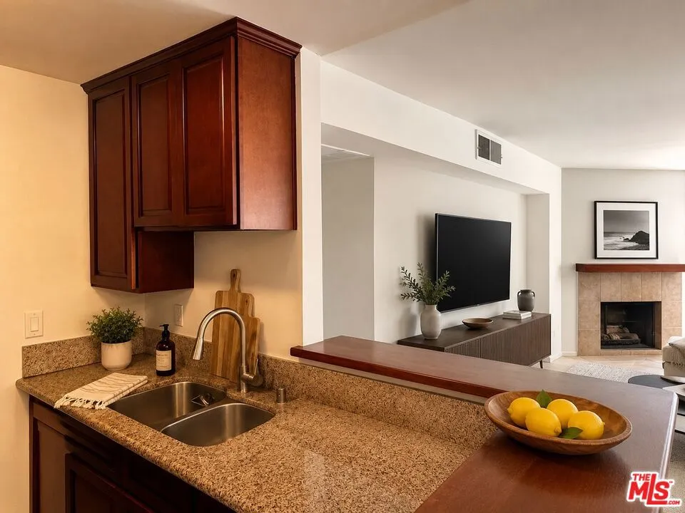 8530 Holloway Drive #222 West Hollywood, CA 90069