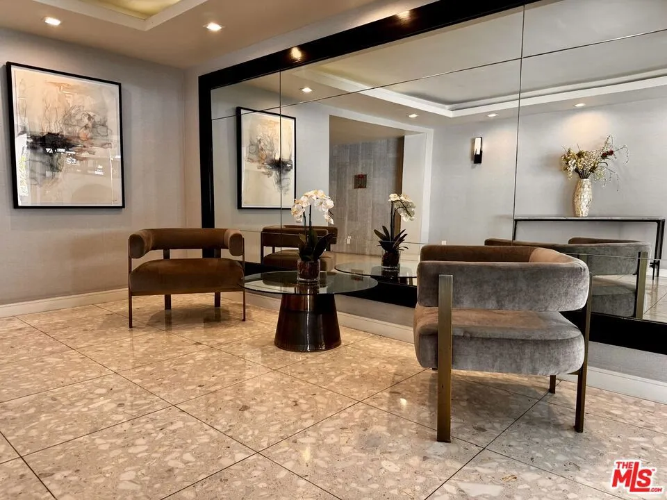 8530 Holloway Drive #222 West Hollywood, CA 90069