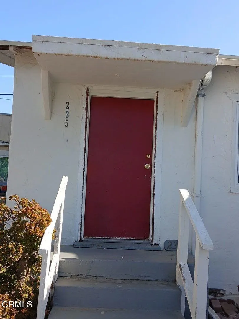 235 E Warner Street Ventura, CA 93001