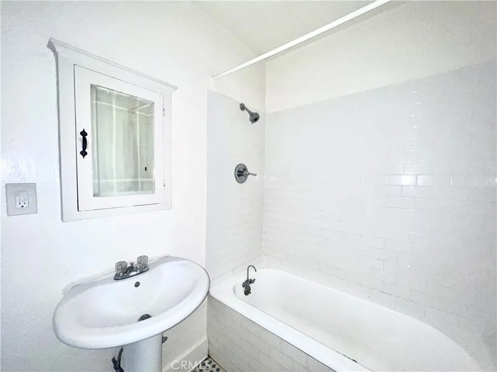 124 S Westmoreland Ave Los Angeles, CA 90004