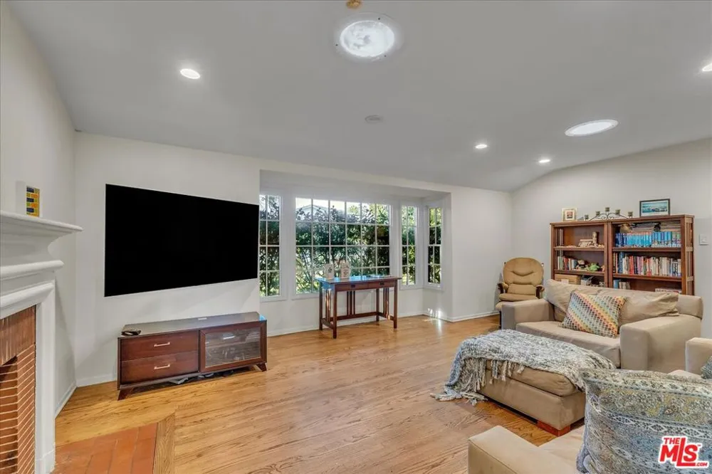 12430 Cumpston Street Valley Village, CA 91607