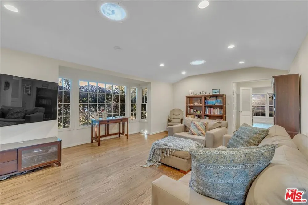 12430 Cumpston Street Valley Village, CA 91607