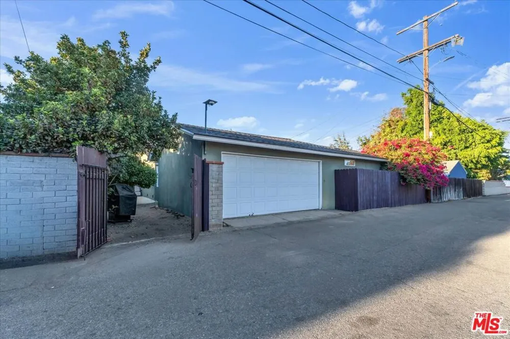 12430 Cumpston Street Valley Village, CA 91607