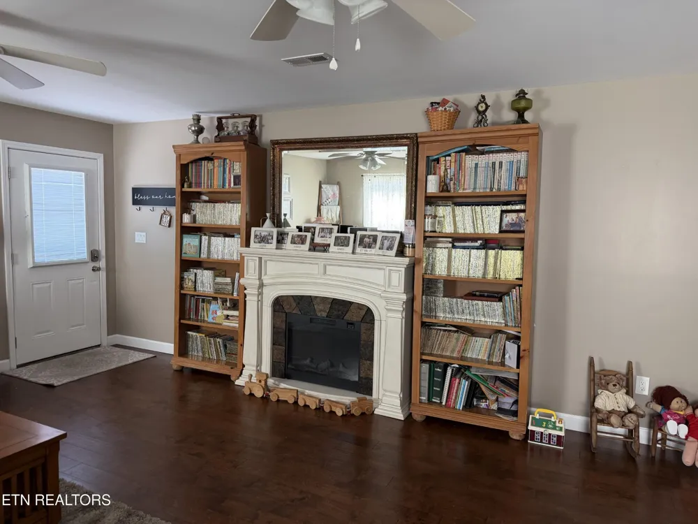 2812 Vicksburg Lane Strawberry Plains, TN 37871