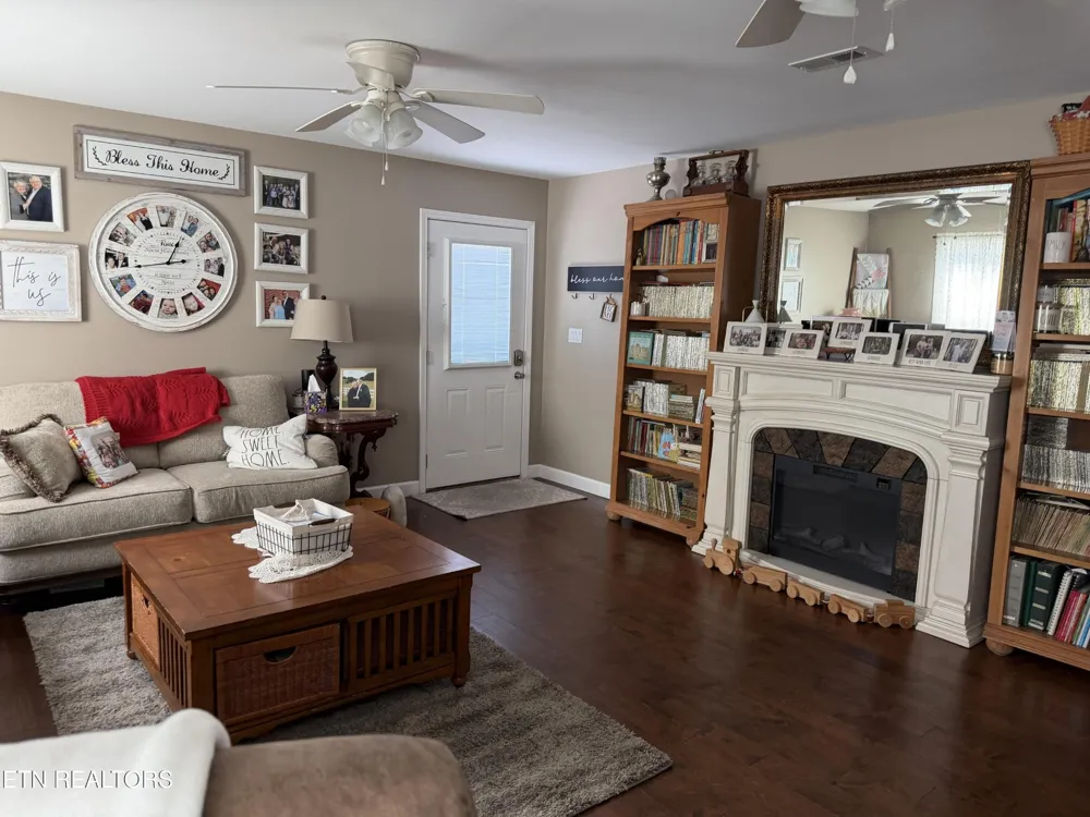2812 Vicksburg Lane Strawberry Plains, TN 37871