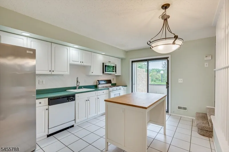 59 Woodhill St Franklin, NJ 08873