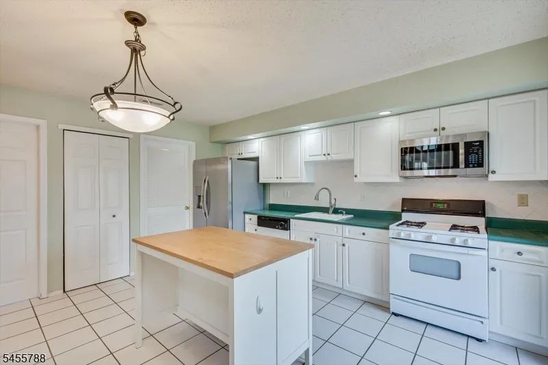 59 Woodhill St Franklin, NJ 08873