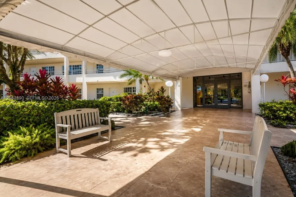 555 Oaks Ln #107 Pompano Beach, FL 33069