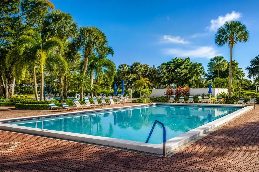 555 Oaks Ln #107 Pompano Beach, FL 33069