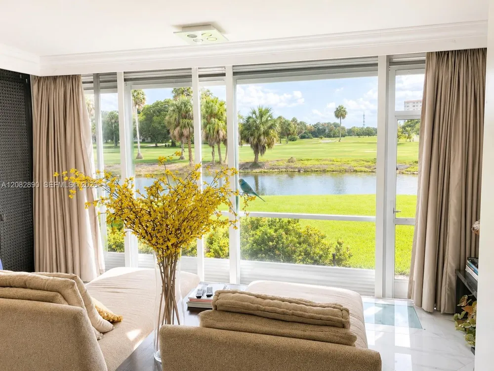 555 Oaks Ln #107 Pompano Beach, FL 33069