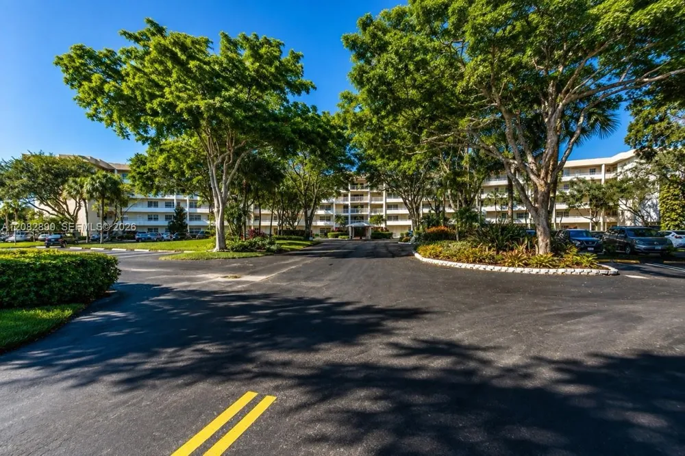 555 Oaks Ln #107 Pompano Beach, FL 33069