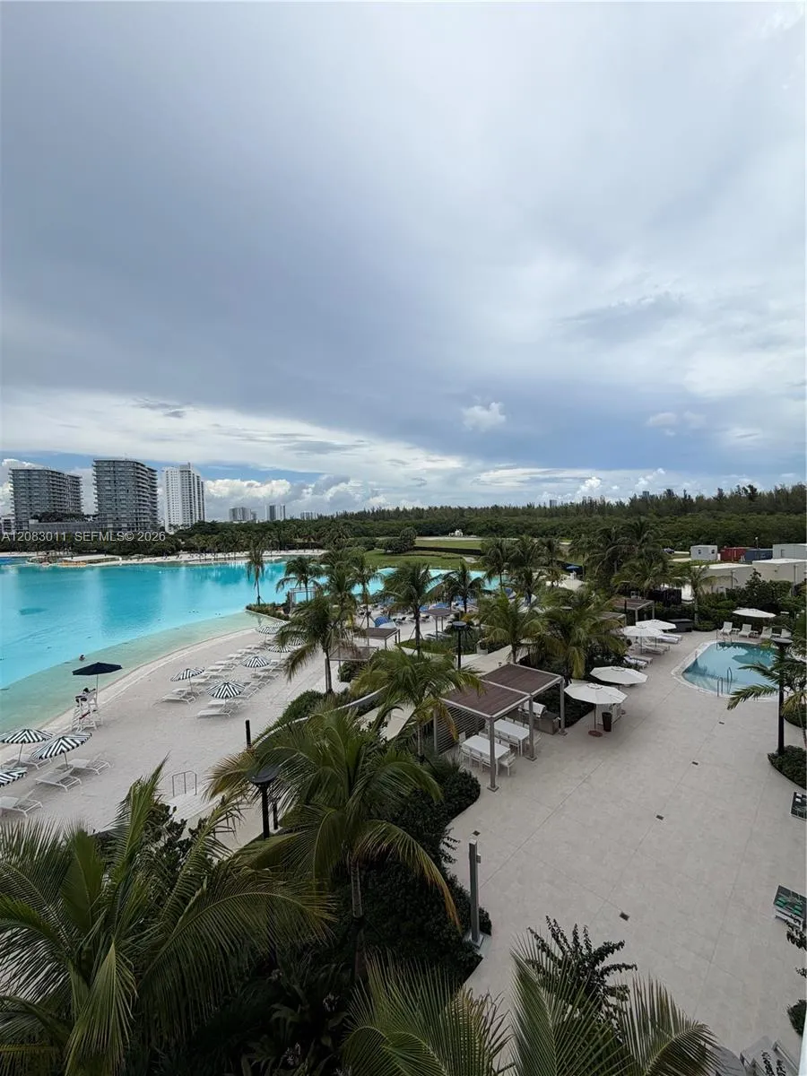 2411 Laguna Cir #307 North Miami, FL 33181