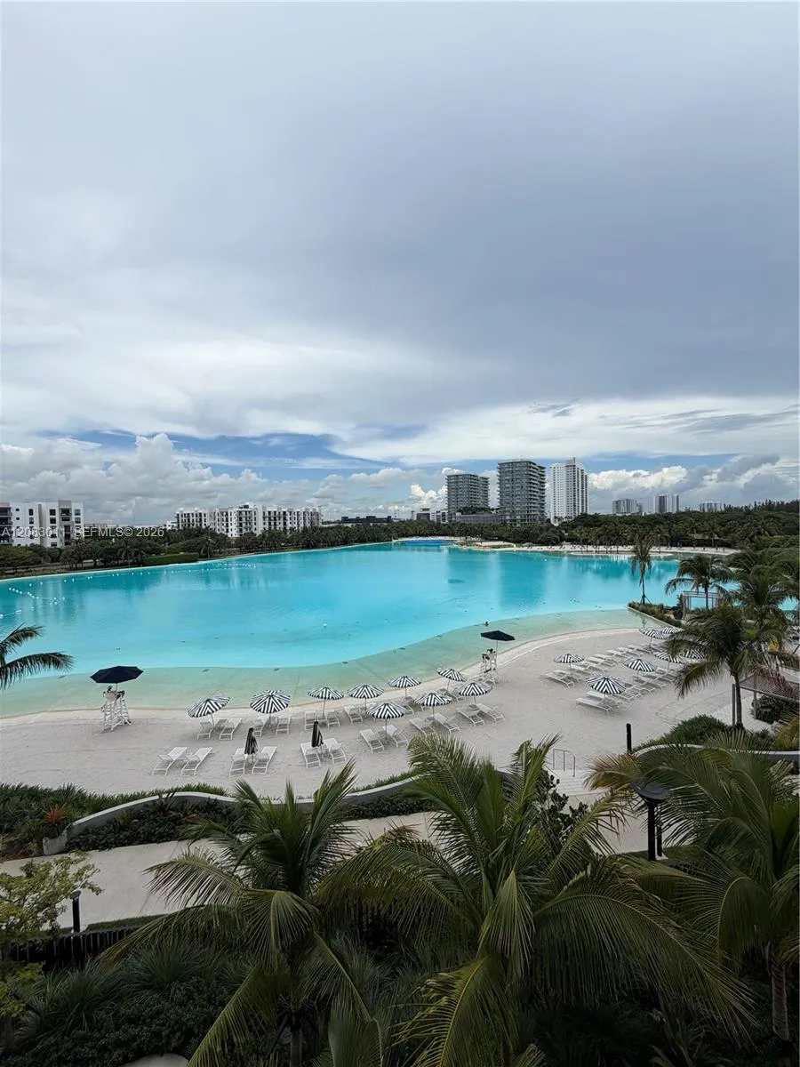 2411 Laguna Cir #307 North Miami, FL 33181