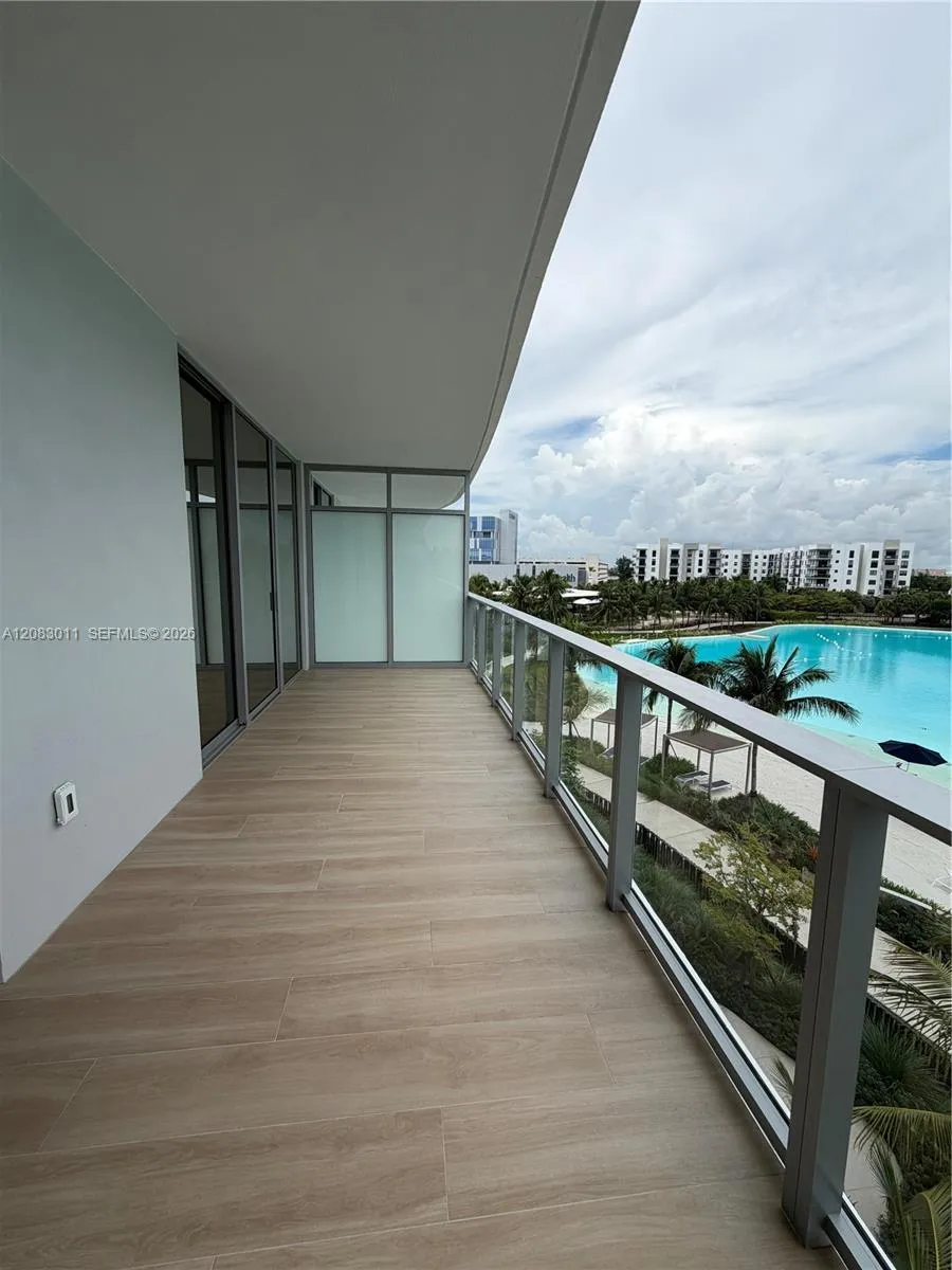 2411 Laguna Cir #307 North Miami, FL 33181