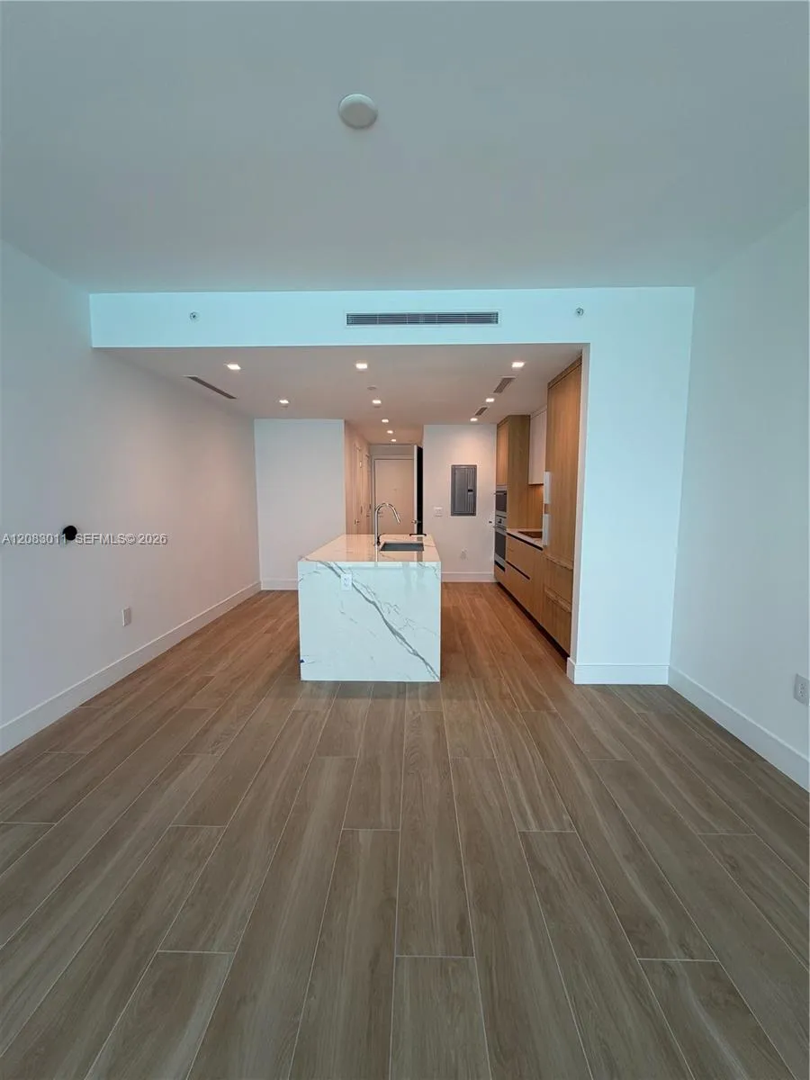 2411 Laguna Cir #307 North Miami, FL 33181