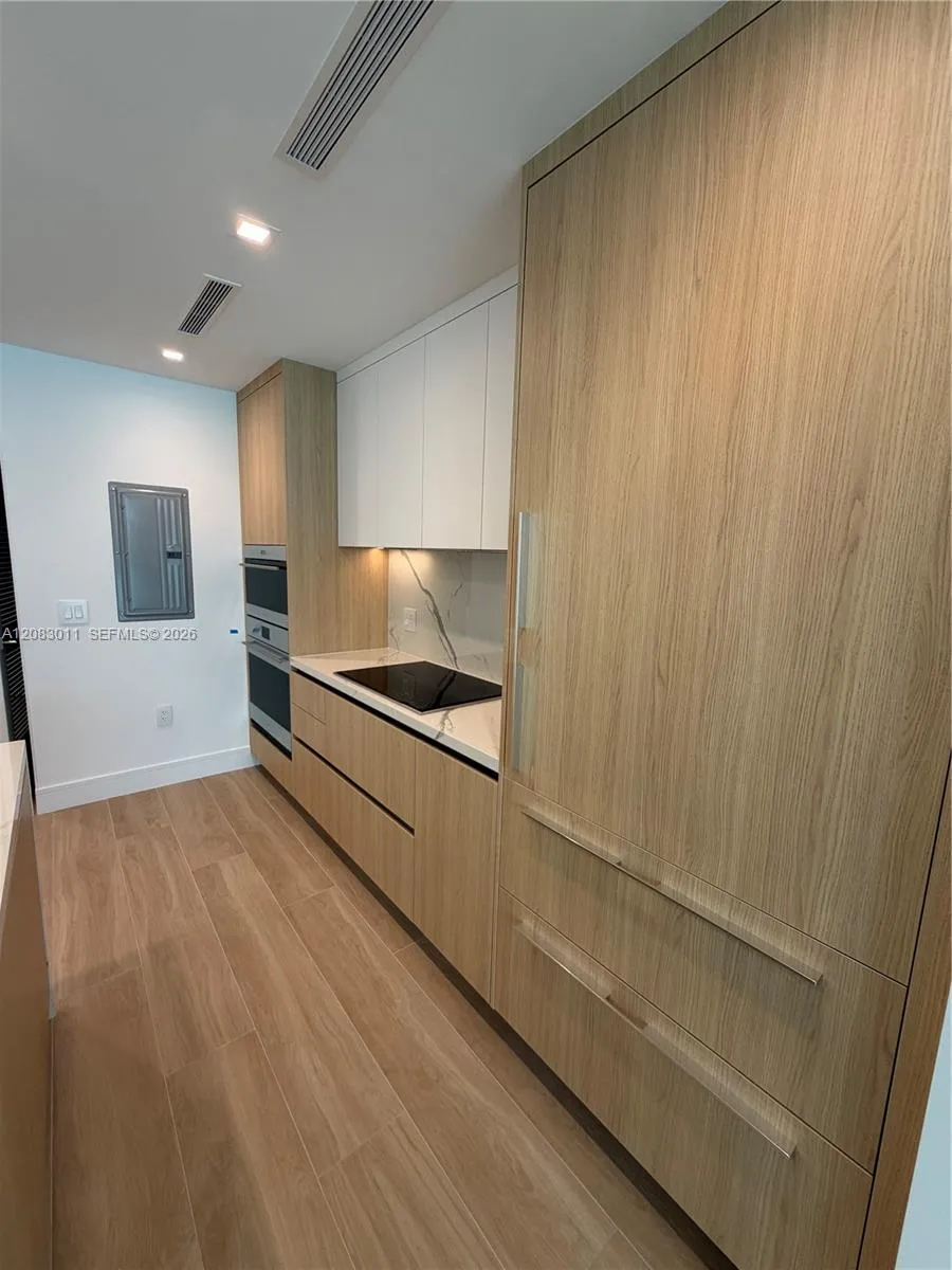 2411 Laguna Cir #307 North Miami, FL 33181