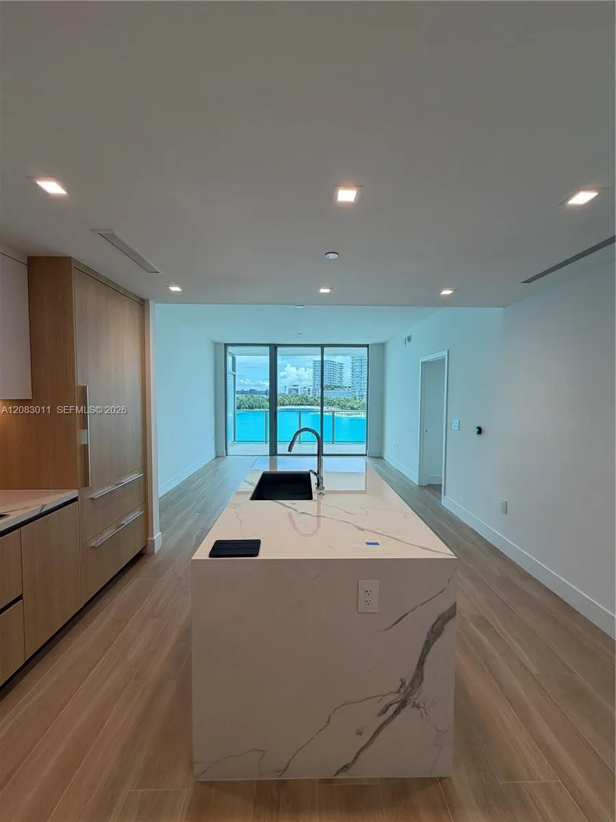 2411 Laguna Cir #307 North Miami, FL 33181