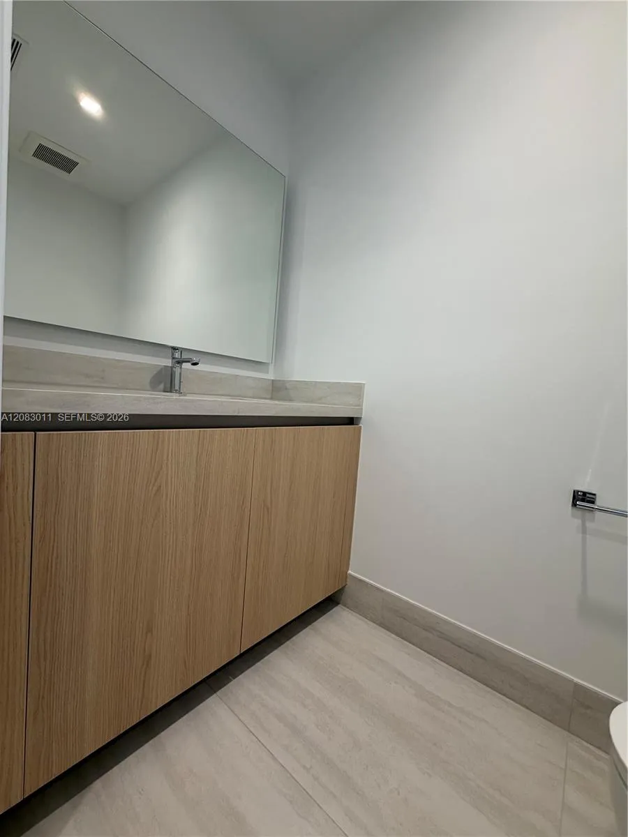 2411 Laguna Cir #307 North Miami, FL 33181