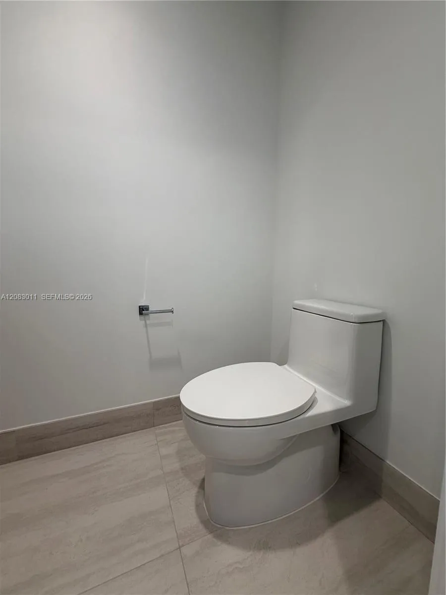 2411 Laguna Cir #307 North Miami, FL 33181