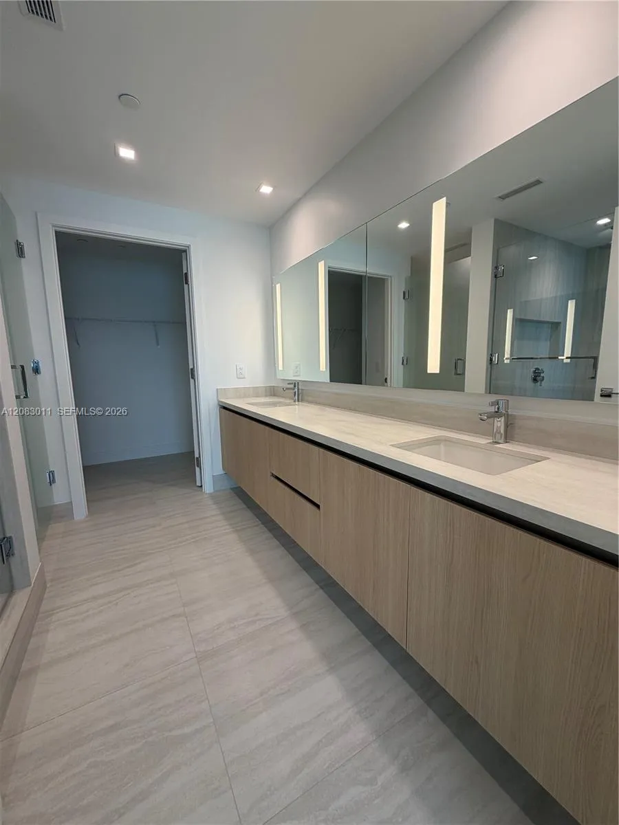 2411 Laguna Cir #307 North Miami, FL 33181