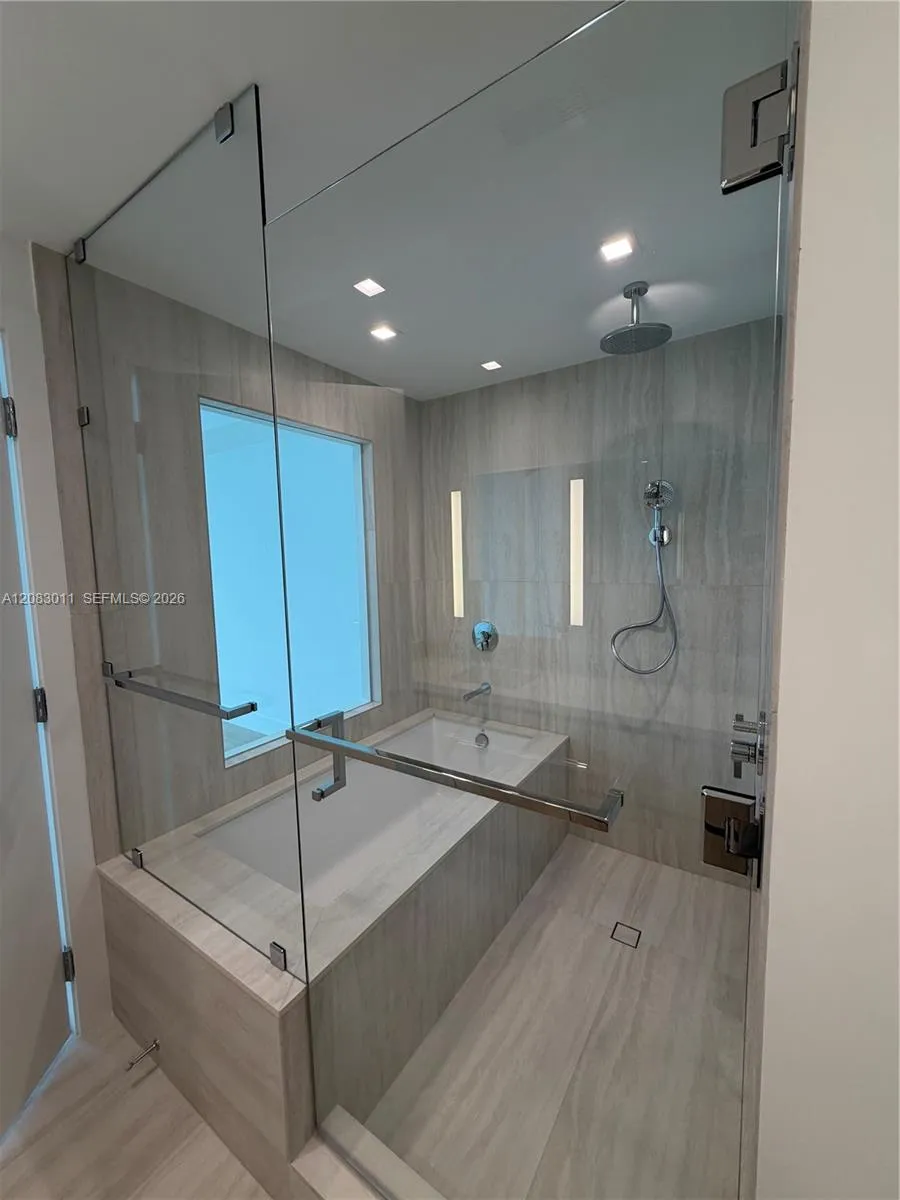 2411 Laguna Cir #307 North Miami, FL 33181