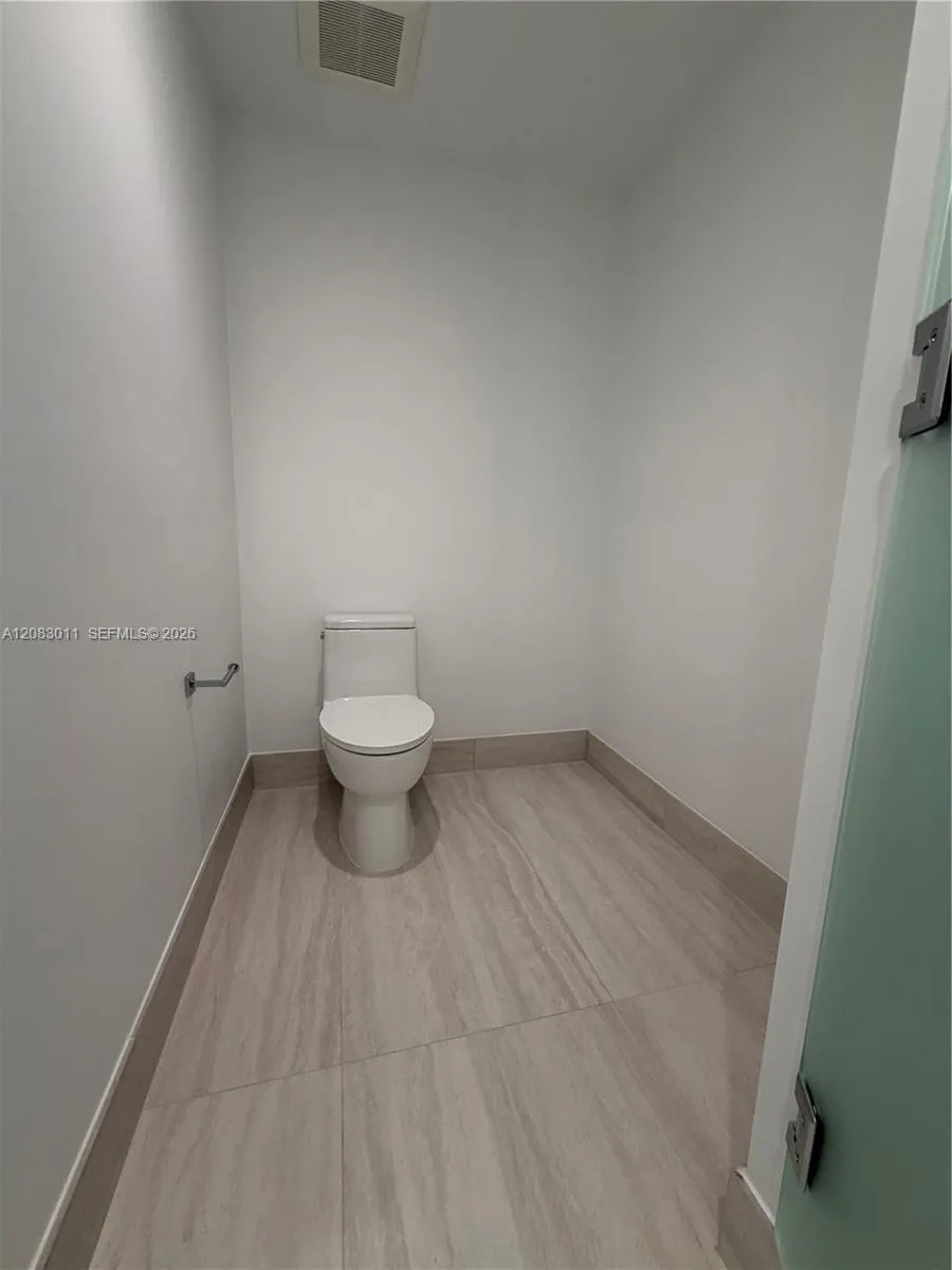 2411 Laguna Cir #307 North Miami, FL 33181