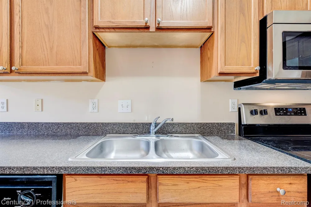 41211 MAPLEWOOD DRIVE Canton Charter Township, MI 48187