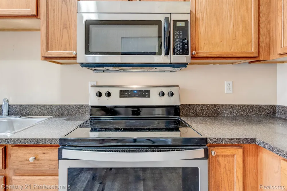 41211 MAPLEWOOD DRIVE Canton Charter Township, MI 48187