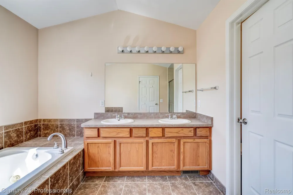 41211 MAPLEWOOD DRIVE Canton Charter Township, MI 48187