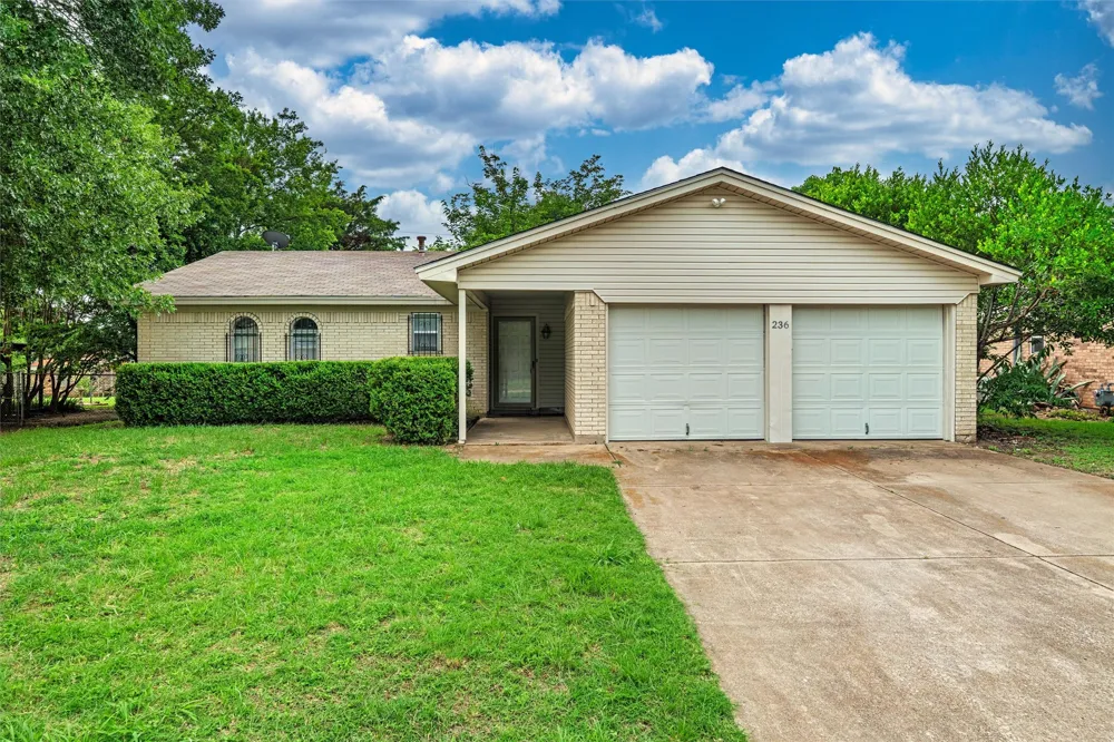 236 E Cunningham Avenue Crowley, TX 76036