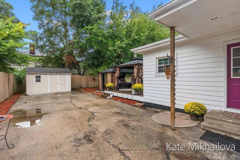 1825 Oakland Drive Kalamazoo, MI 49008