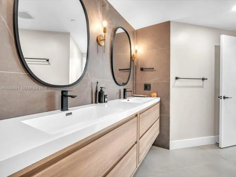 55 SE 6th St #2902 Miami, FL 33131