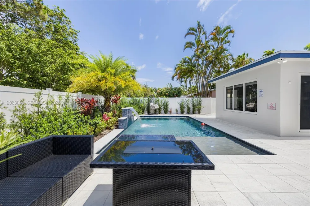 1104 13th Ter Hollywood, FL 33019