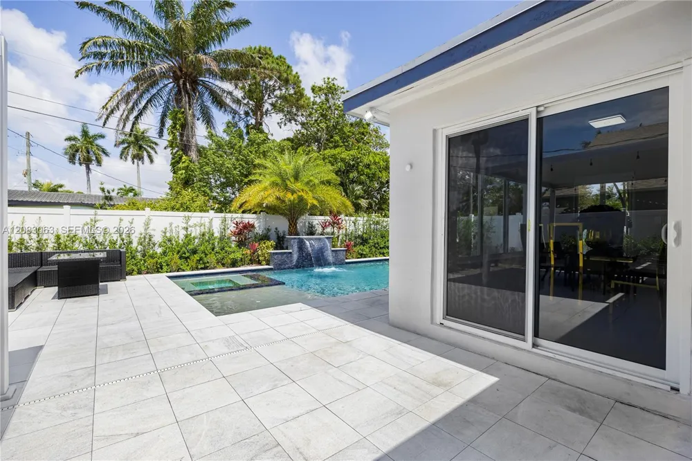 1104 13th Ter Hollywood, FL 33019
