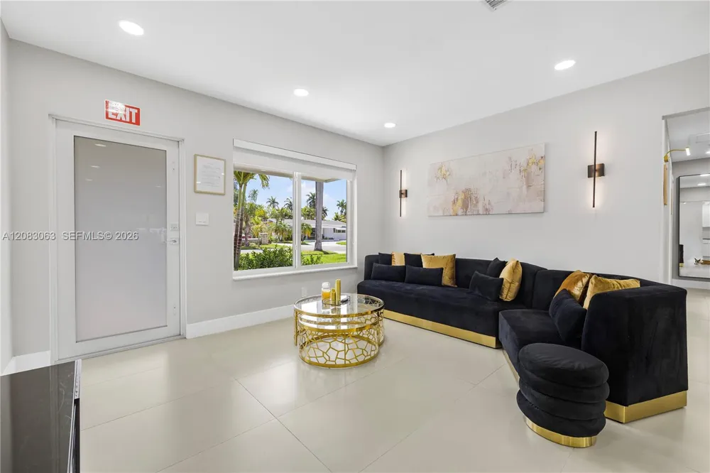 1104 13th Ter Hollywood, FL 33019