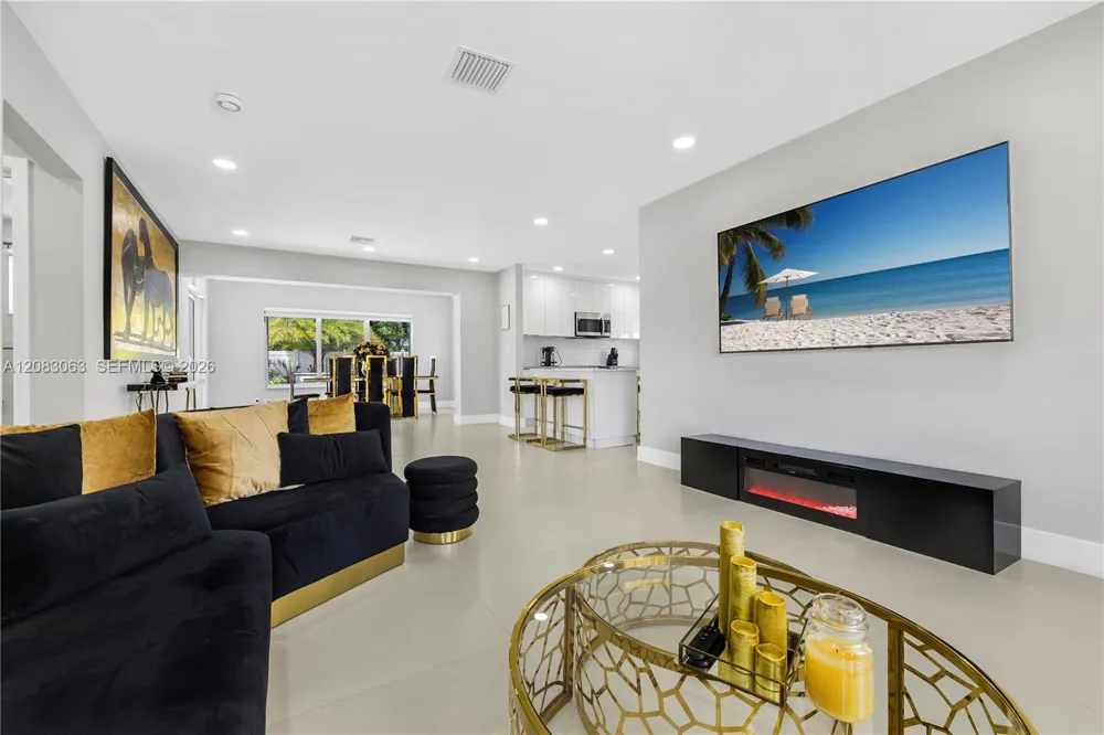 1104 13th Ter Hollywood, FL 33019