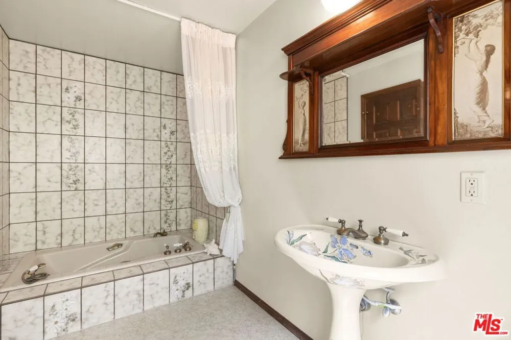 739 24th Street Santa Monica, CA 90402