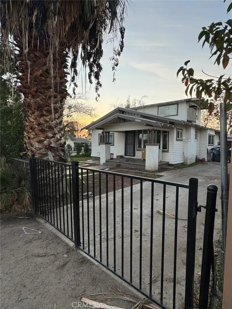 1500 Palm Bakersfield, CA 93305