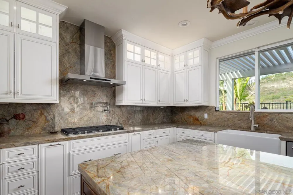 6302 Paseo Descanso Carlsbad, CA 92009