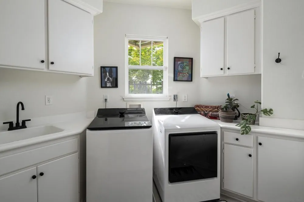 6302 Paseo Descanso Carlsbad, CA 92009